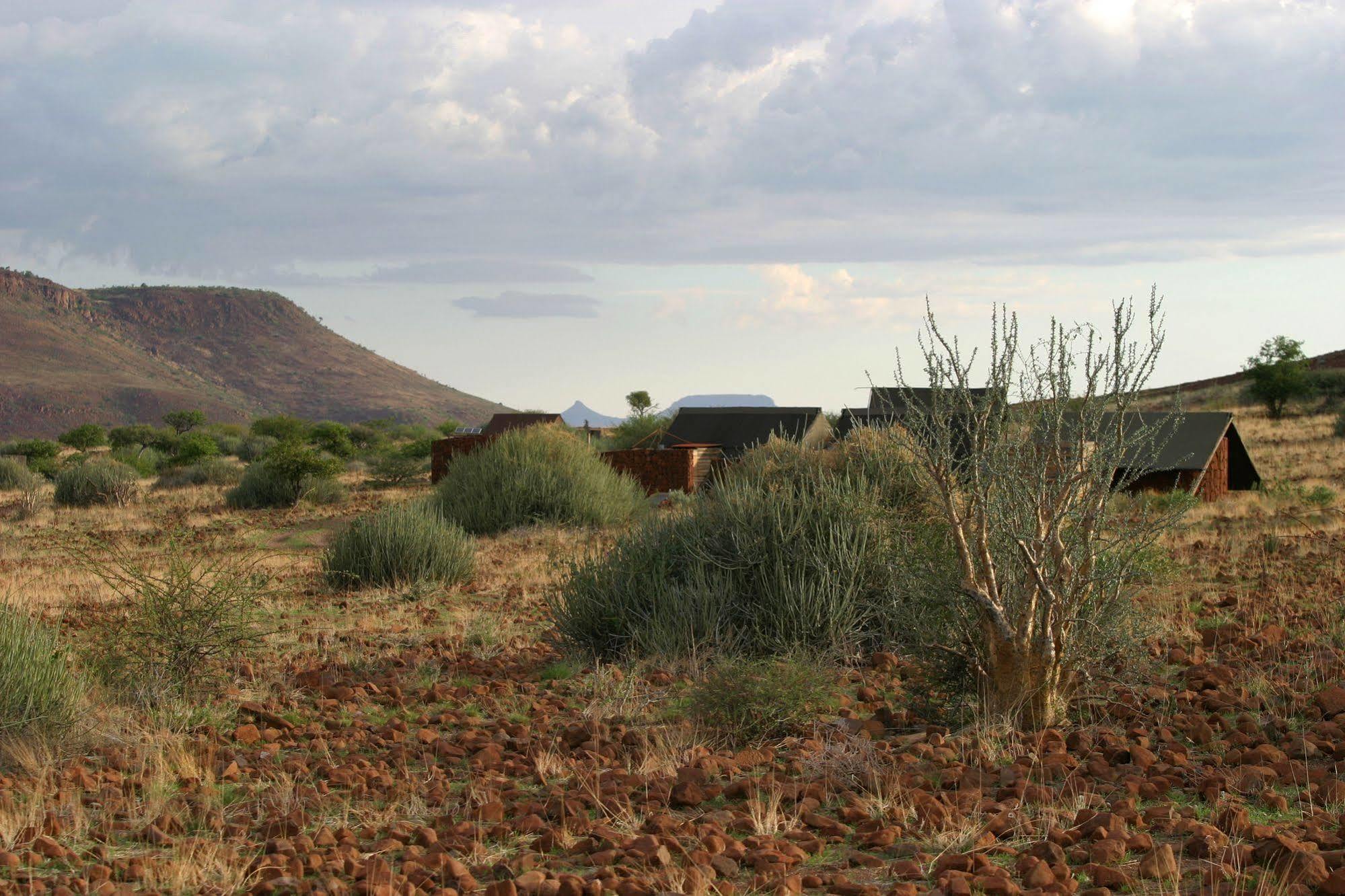 Etendeka Mountain Camp Damaraland Exteriör bild